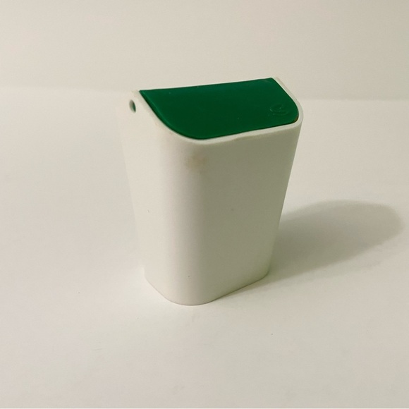 Vintage Sindy Pedigree Vacuum Cleaner and Garbage Can Doll Accessories - Picture 9 of 16